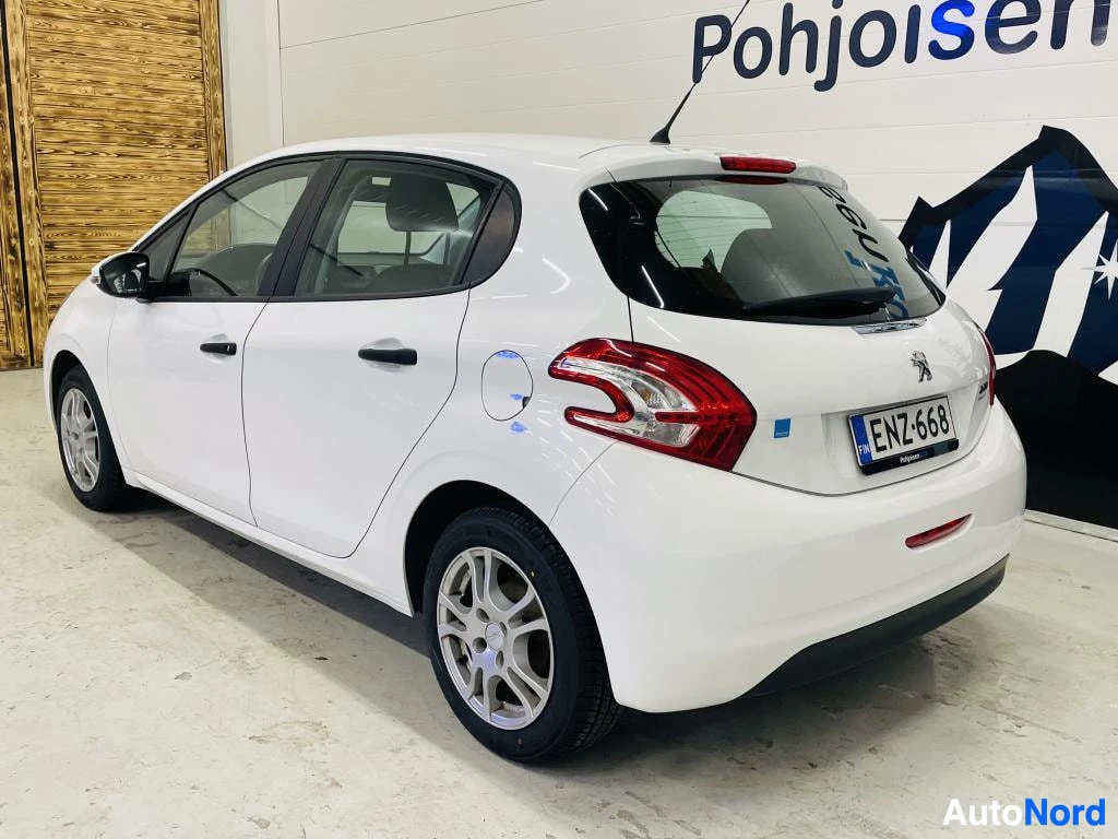 Takaviisto: Peugeot 208 -henkilöauto valkoisena takaa sivulta, rekisterikilpi, hopeat viisiterävanteet