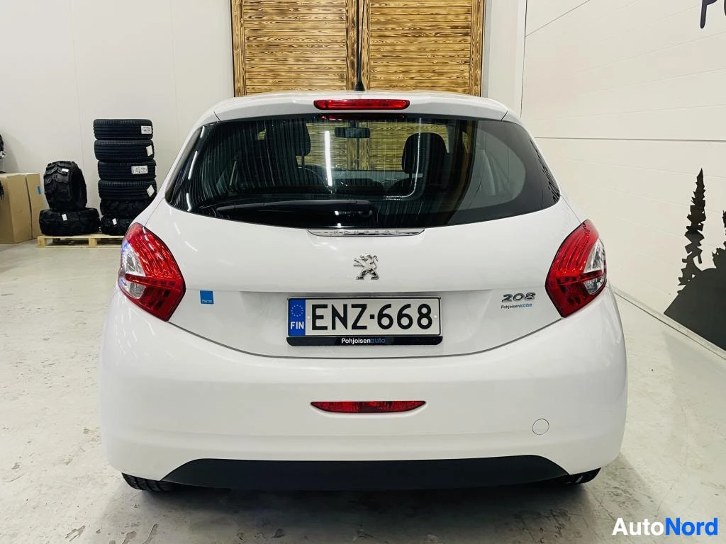 Takaa: Auton takapää suoraan edestä, valkoinen Peugeot 208, rekisterikilpi, 208-tunnus takaluukussa