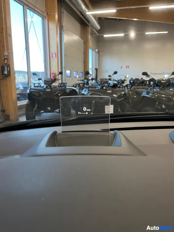 Muu: Ajoneuvon kojelaudassa nouseva näyttö, jossa lukee 0 km/h.