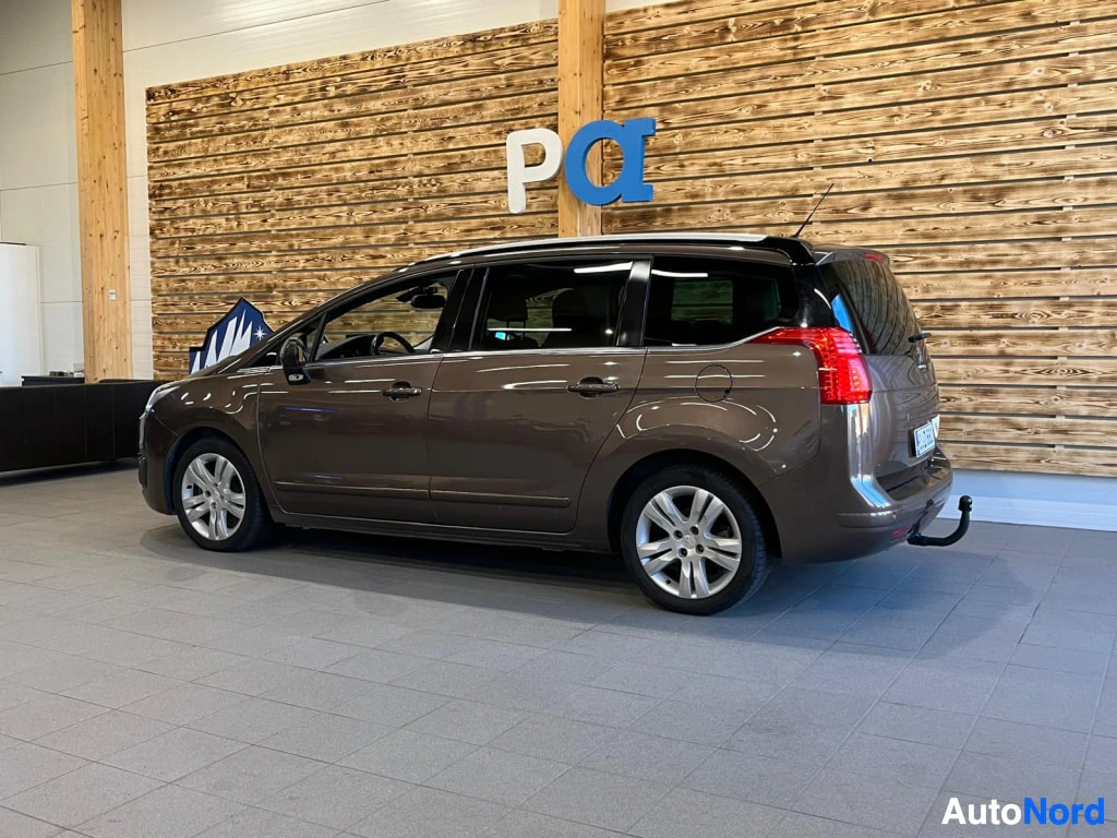 Takaviisto: Peugeot 5008 takakulma, ruskea, takaosassa vetokoukku