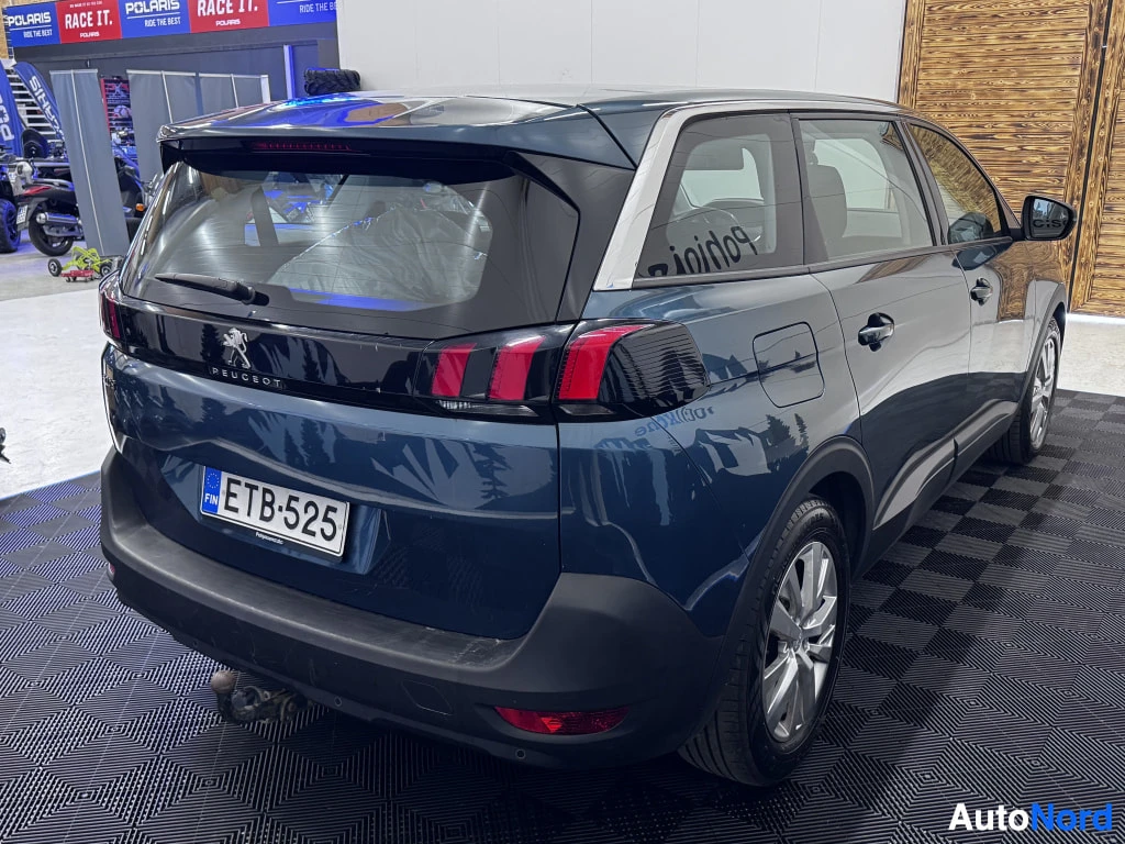 Takaviisto: Peugeot 5008 takaa sivulta kuvattuna, tummansininen koripelti, rekisteritunnus.
