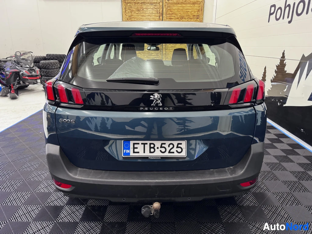Takaa: Peugeot 5008 suoraan takaa kuvattuna, PEUGEOT-merkintä ja rekisteritunnus, vinssi etupuskurissa.