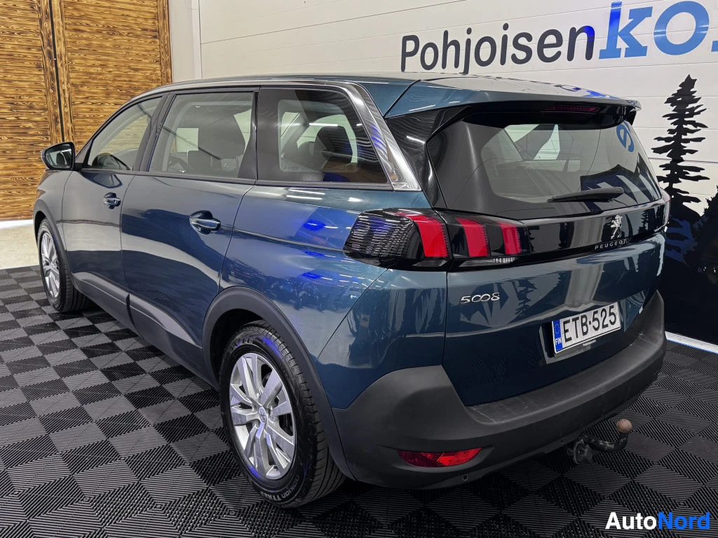 Takaviisto: Peugeot 5008 takaosa ja kylki näkyvissä, tummansininen koripelti, rekisteritunnus.