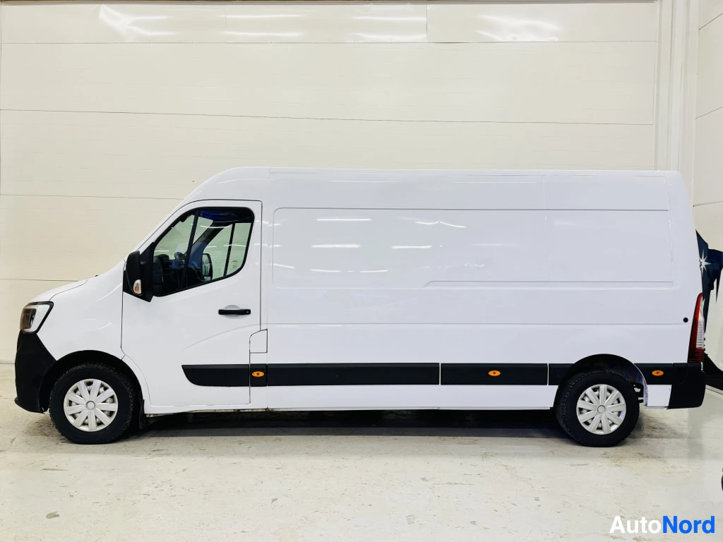 Sivulta: Valkoinen Renault Master -pakettiauto sivulta sisätiloissa.