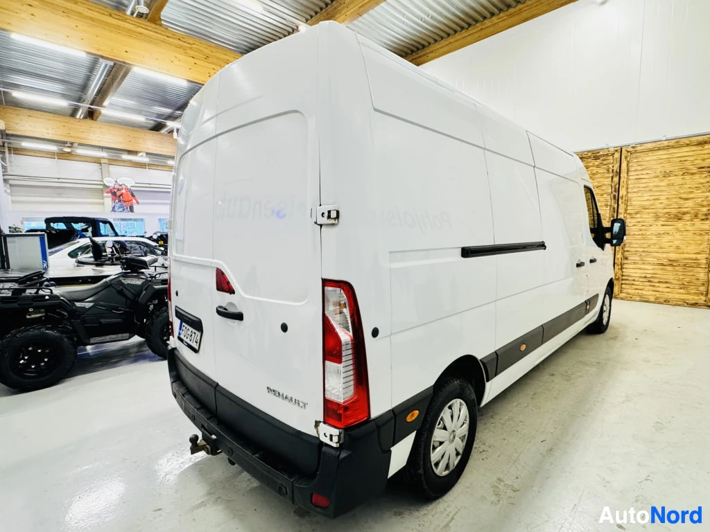 Takaviisto: Valkoinen Renault Master -pakettiauto takakulmasta sisätiloissa.