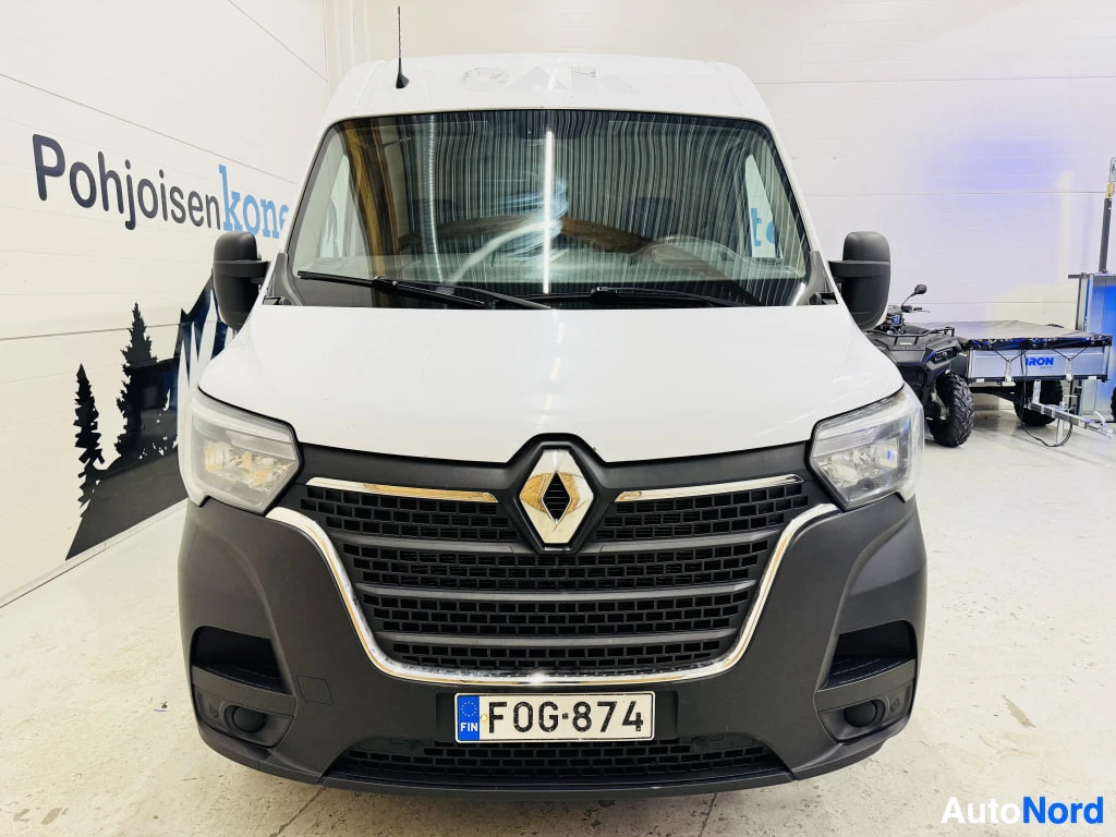 Edestä: Auton keula edestä, näkyvät Renault-merkki, etugrilli ja rekisterikilpi.
