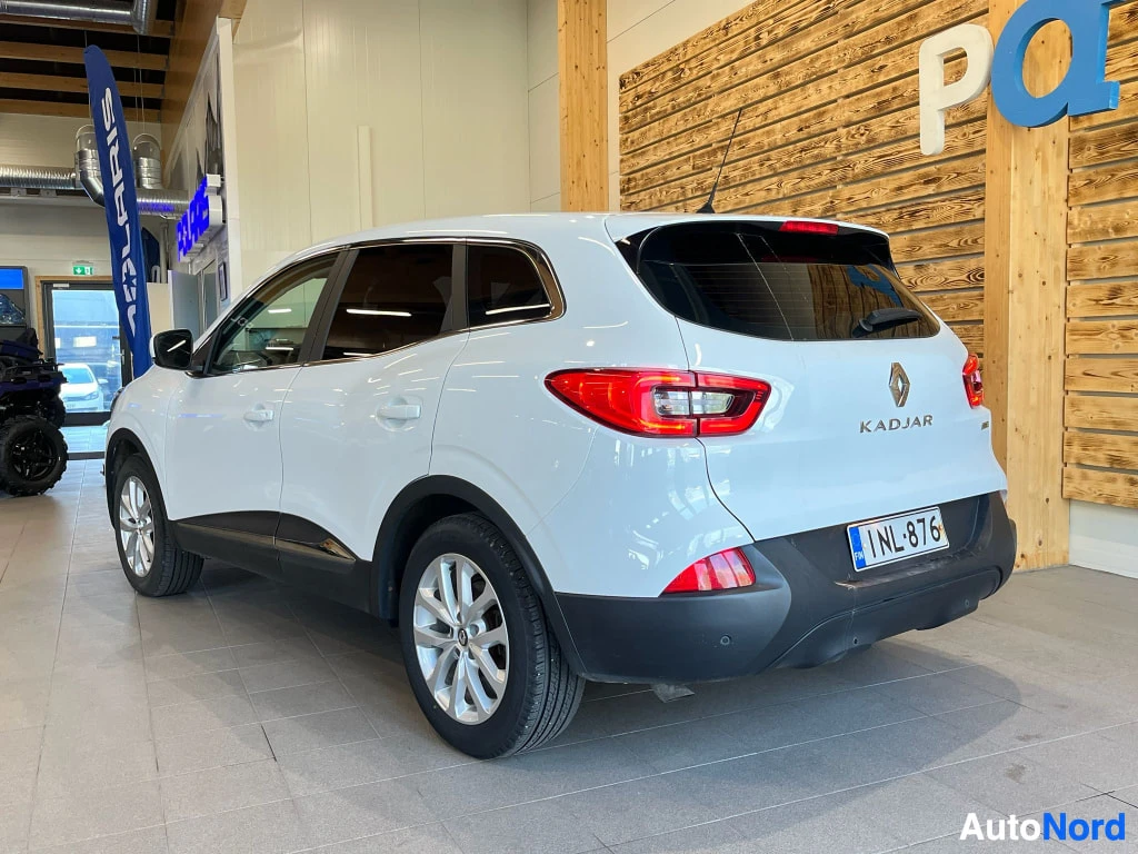 Takaviisto: Renault Kadjar, auton takaosa ja sivu kuvattuna. Takapuskassa rekisteri ja takaovessa KADJAR-teksti.