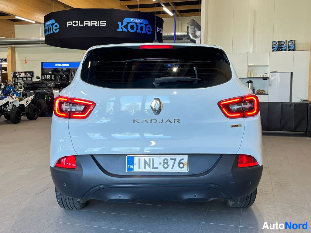 Takaa: Renault Kadjar, auton takaosa suoraan kuvattuna. Rekisterikilpi FIN, takaluukussa KADJAR-teksti ja ECO-merkintä.