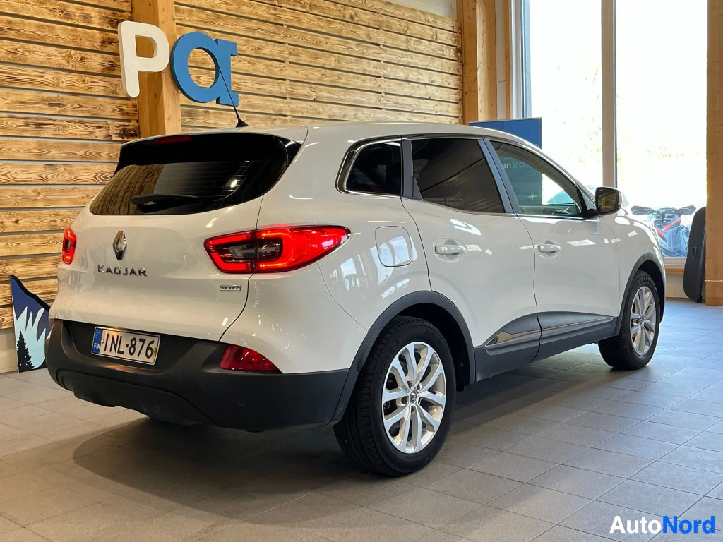 Takaviisto: Renault Kadjarin takakulma valkoinen sisätiloissa; rekisterikilpi, KADJAR-teksti ja Eco²-merkinta takaluukussa.