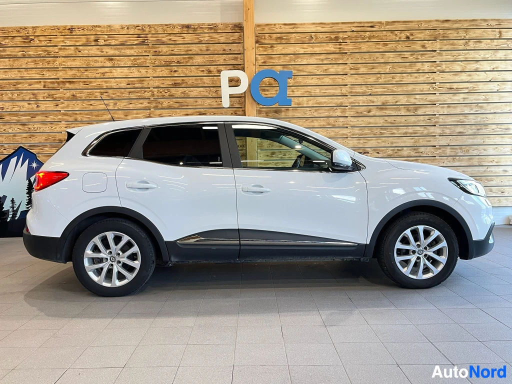 Sivulta: Renault Kadjarin sivukuva valkoinen sisätiloissa, oikea kylki täydessä profiilissa.