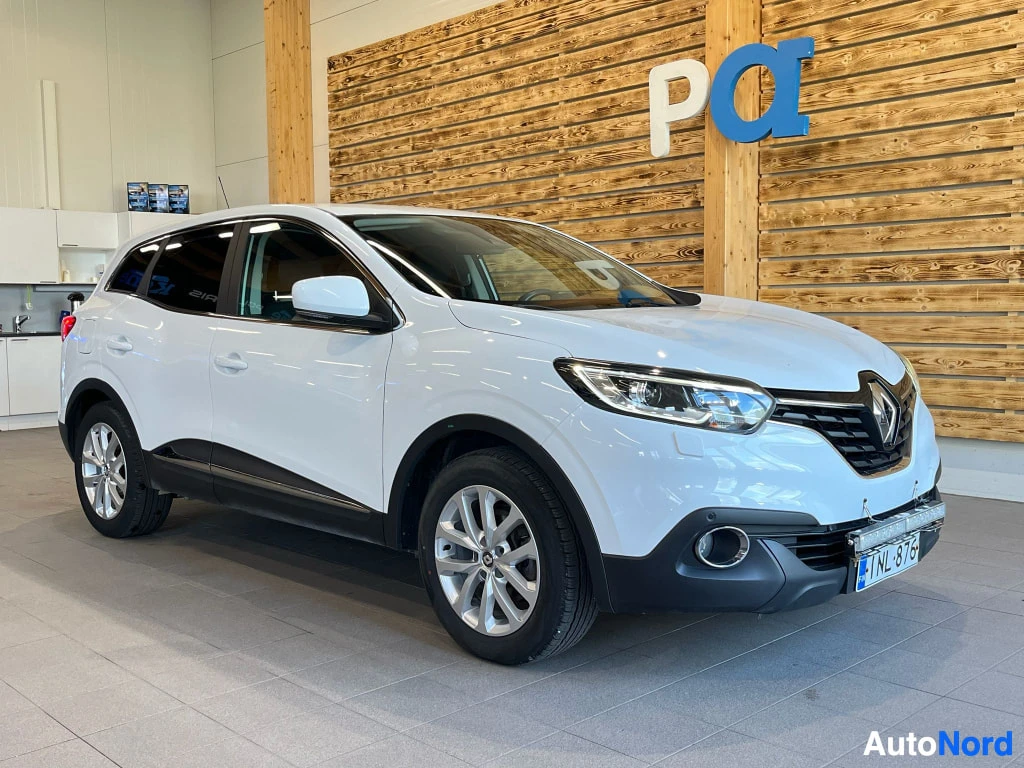 Etuviisto, nokka oikealle: Renault Kadjarin etukulma valkoinen, keula oikealla; edessä lisävalonheitin ja kilpi.