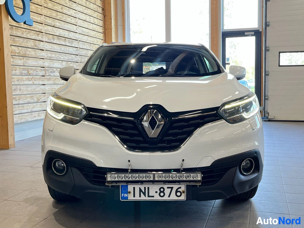Edestä: Renault Kadjarin etukuva suoraalta edestä valkoinen; Renault-merkki, sumuvalot, LED-valopalkki ja kilpi.