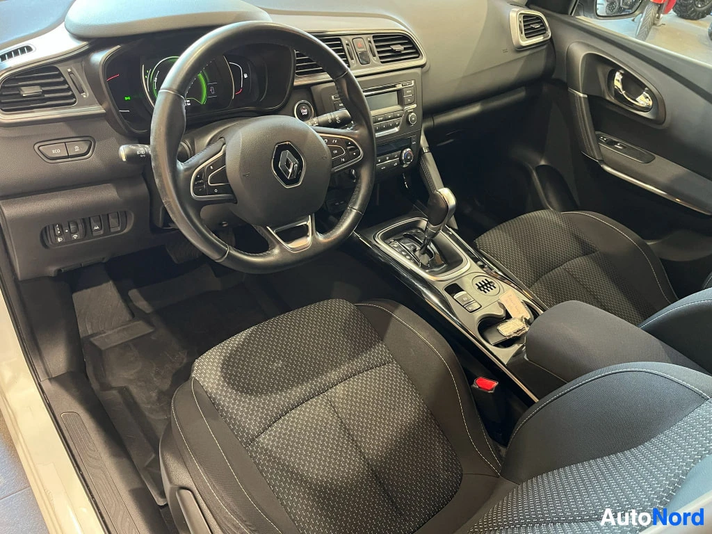 Muu: Renaultin ohjaamo: ohjauspyörä Renault-logolla, automaattivaihteiston valitsin, kosketusnäyttö ja kankaat etuistuimet.