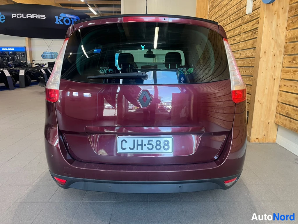 Takaa: Renaultin takanäkymä suoraan takaa, rekisterikilpi ja Renault-merkki näkyvissä.