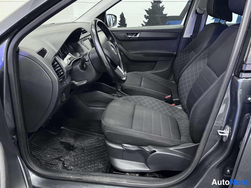 Harmaa Skoda Fabia 2016, etuviisto, keula vasemmalle, kuva 2