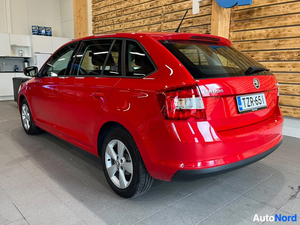 Takaviisto: Punainen Škoda Rapid takakulmasta, ŠKODA-teksti ja -kilpi takaluukussa