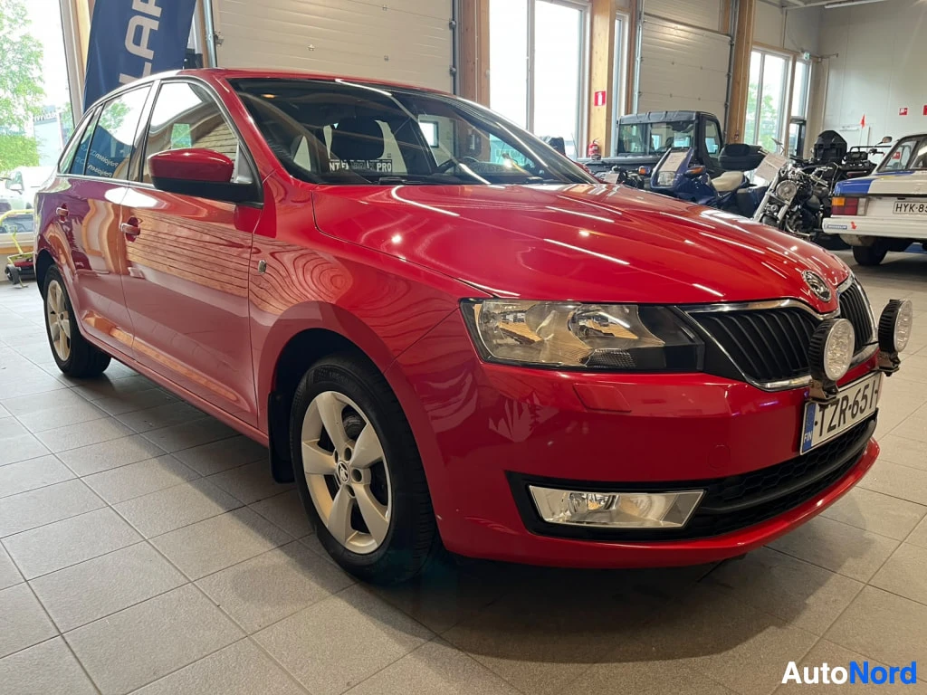 Etuviisto, nokka oikealle: Punaisen Skoda Rapidin etukolmasosanäkyvissä
