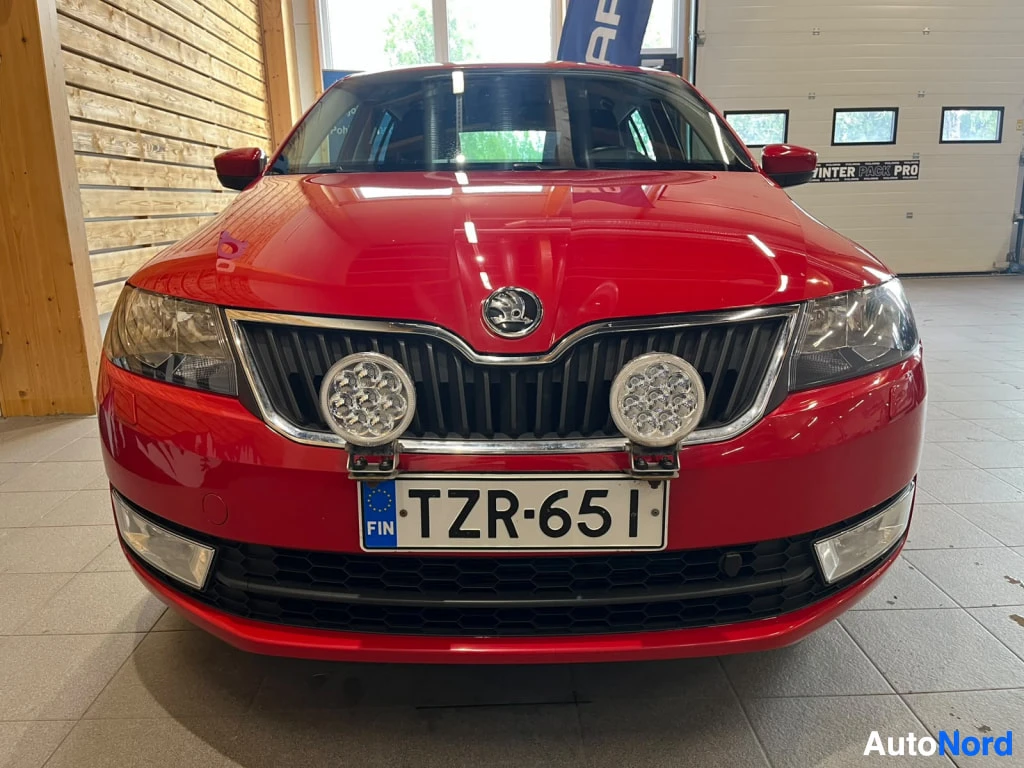 Edestä: Punaisen Skoda Rapidin suora etäisyys etupuolelta