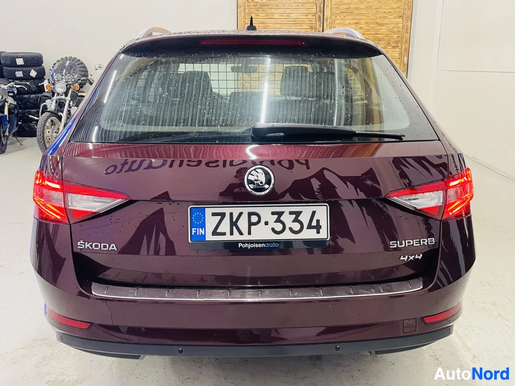 Takaa: Skoda Superb Combin takaosa tummanpunaisena, rekisteritunnus