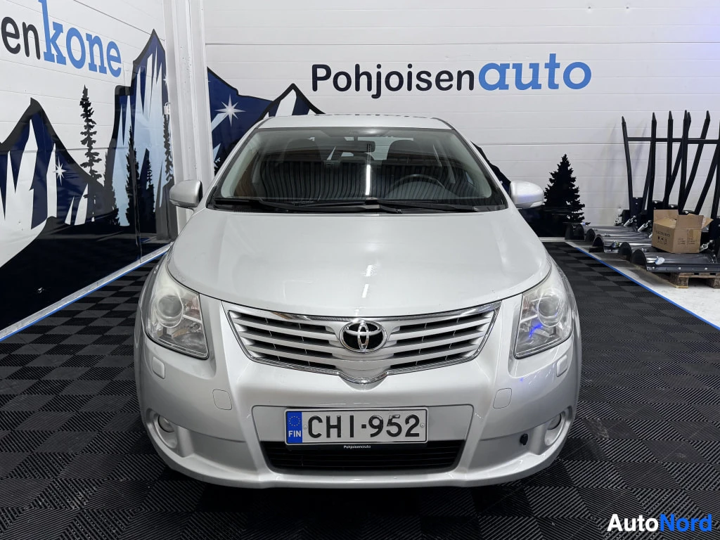 Hopea Toyota Avensis 2009, edestä, kuva 4