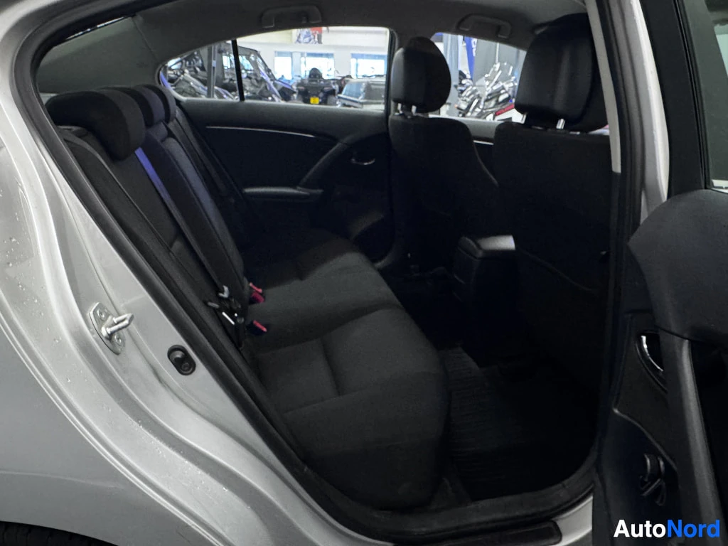 Hopea Toyota Avensis 2009, takaistuimet, kuva 9