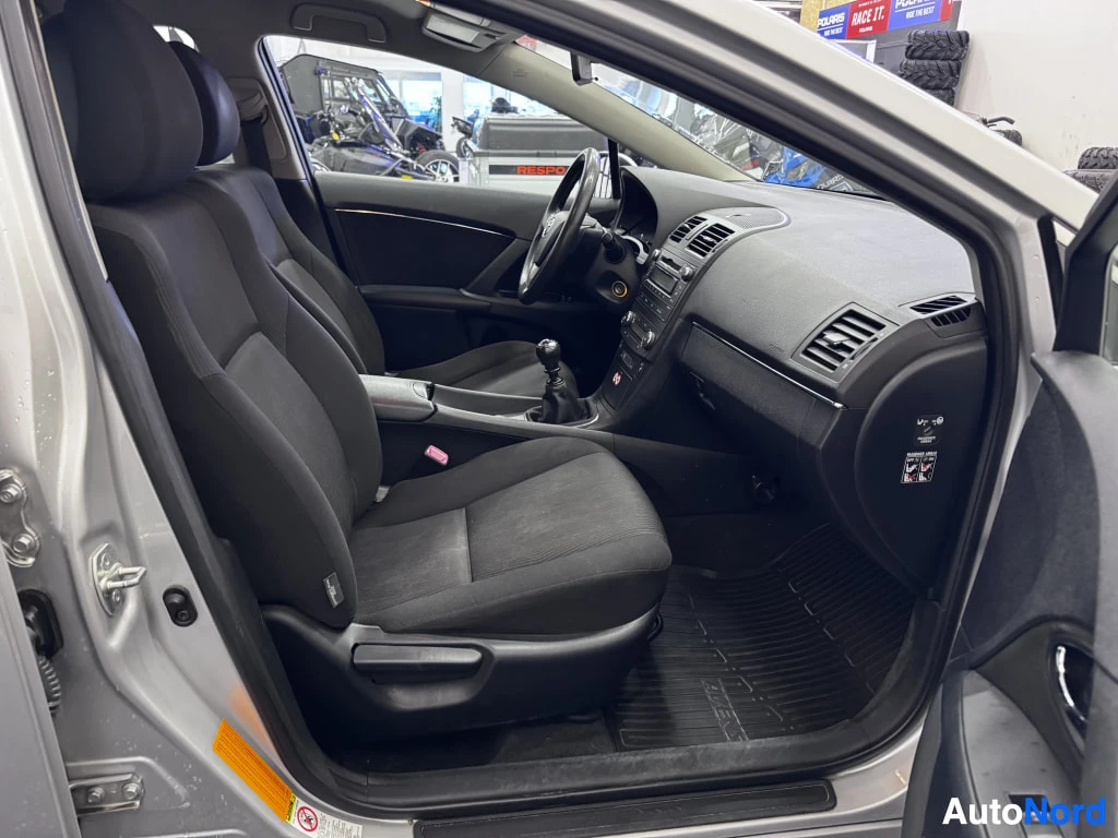 Hopea Toyota Avensis 2009, etuistuimet, kuva 8