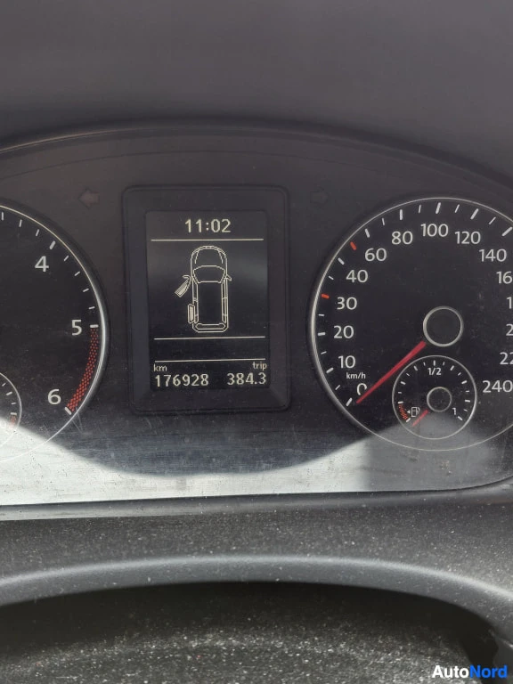 Yksityiskohta: Mittariston näyttö, jossa matkamittari 176928 km ja triplaskuri 384,3 km.
