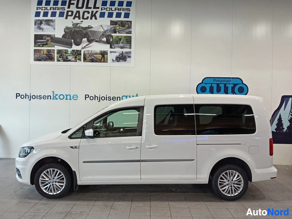 Sivulta: Valkoinen Volkswagen Caddy -pakettiauto sivulta sisätiloissa.