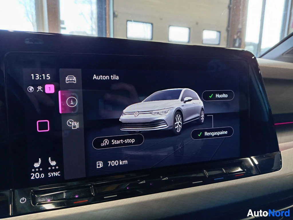 Muu: Infotainment-näytön Auton tila -näkymä, jossa auton kuva sekä Huolto- ja Rengaspaine-tarkistukset vihreinä, Start-stop OFF ja 700 km ajettu.