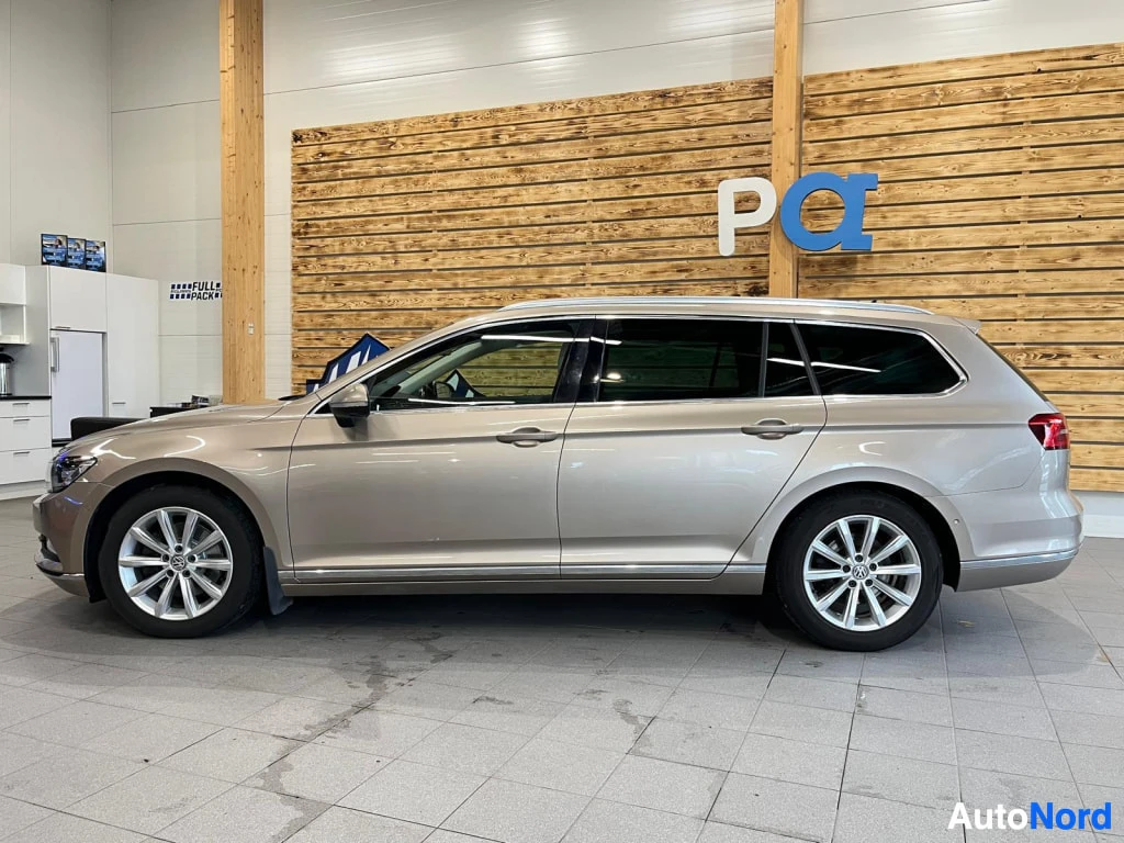 Sivulta: Volkswagen Passat -farmarin sivuprofiili, vaaleanbeige, kattokaiteet ja kevytmetallivanteet.