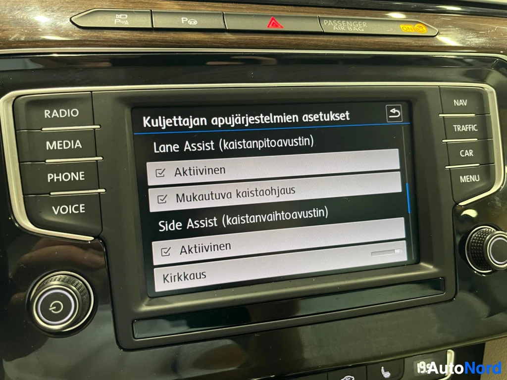 Muu: Keskikonsolin näyttö, jossa on driver assistance-asetukset: Lane Assist ja Side Assist.