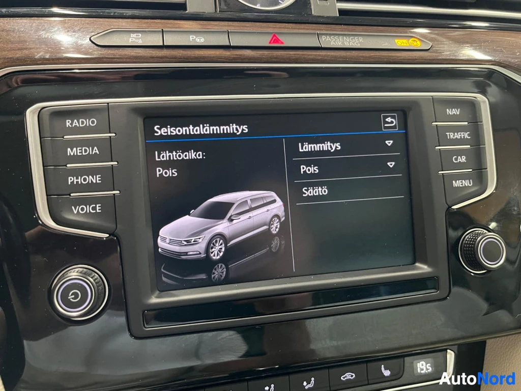 Yksityiskohta: Auton kojelaudan infotainment-näyttö, jossa on auki seisontalämmityksen asetusvalikko lähtöajan ja lämmityksen asetuksineen.