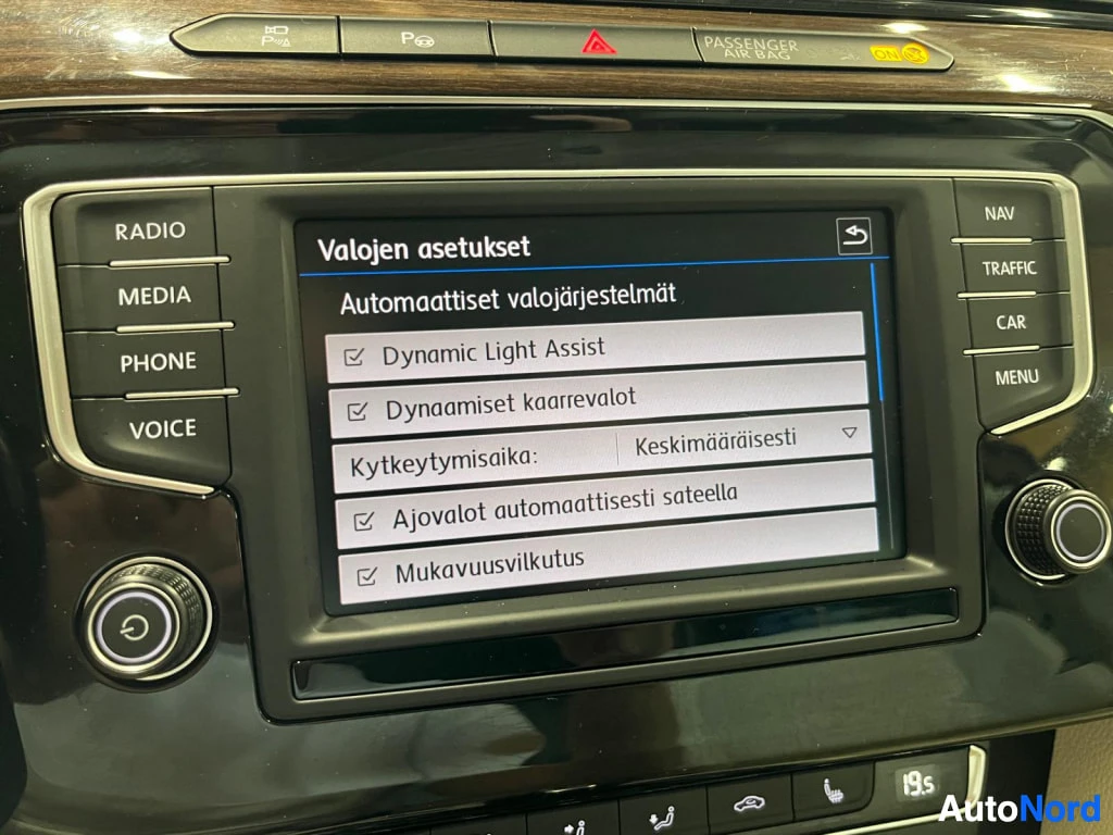 Yksityiskohta: Infotainment-näytön valojen asetukset -valikko, jossa valittuna automaattiset valojärjestelmät kuten Dynamic Light Assist ja dynaamiset kaarrevalot.