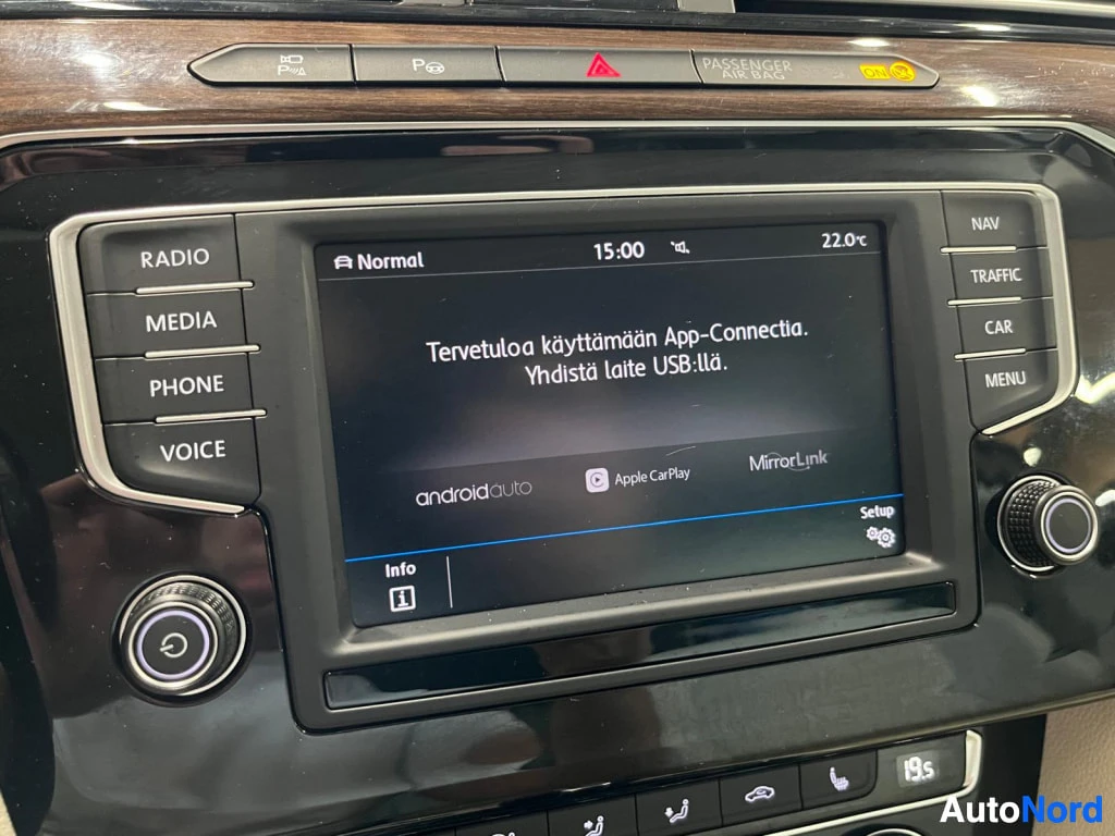 Yksityiskohta: Infotainment-näyttö App-Connectin tervetulonäytöllä, jossa Android Auto-, Apple CarPlay- ja MirrorLink-vaihtoehdot sekä ohje yhdistää laite USB:llä.
