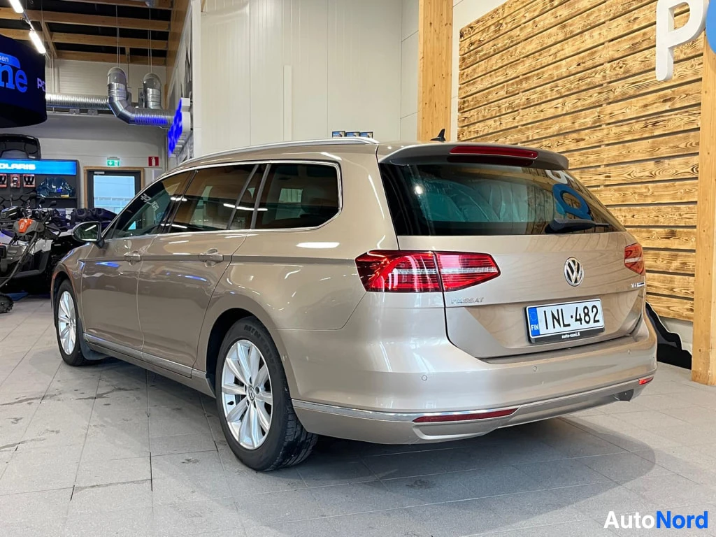 Takaviisto: Volkswagen Passat -farmari takakulmasta, tunnus PASSAT ja rekisteri näkyvät.