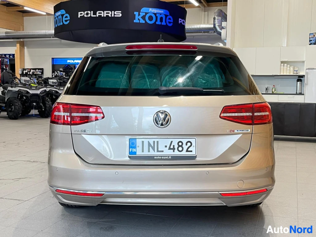 Takaa: Volkswagen Passat -farmarin takanäkymä, TDI BLUEMOTION -merkintä ja rekisteri.