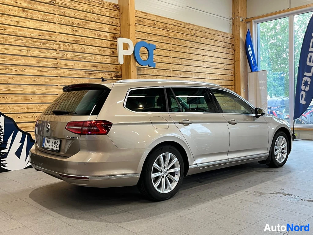 Takaviisto: Volkswagenin farmariauto takaa sivulta kuvattuna sisätiloissa, rekisterikilpi.