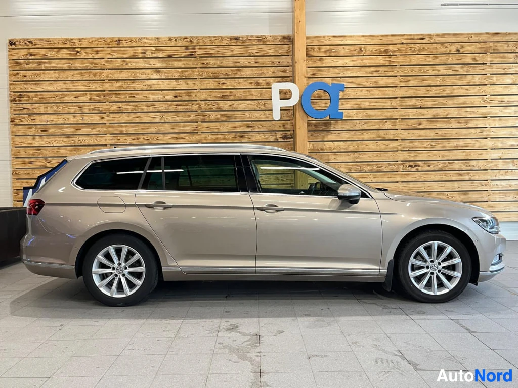 Sivulta: Volkswagenin farmariauto sivulta kuvattuna sisätiloissa, vaalean kultaansävyinen kori.