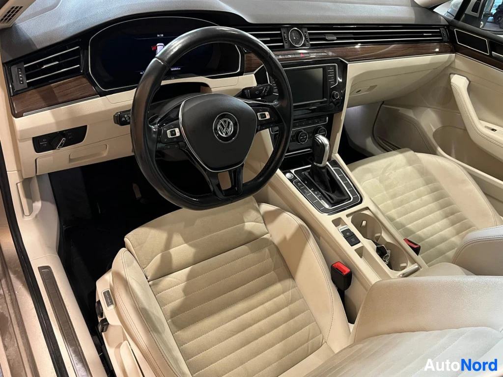 Muu: Volkswagen-ohjauspyörä, digitaalinen mittaristo, keskikonsoli vaihtajanapilla ja vaaleat verhoiluistuimet.
