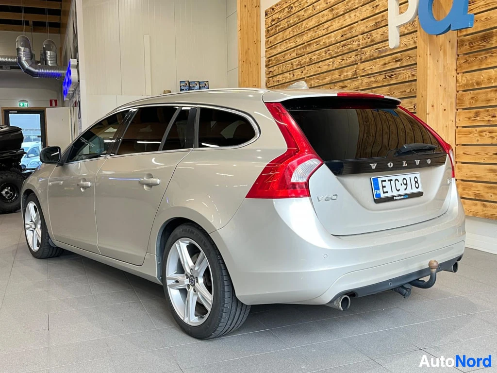 Takaviisto: Farmariauton takakolmanneksesta kuvattu auto sisätilassa, rekisterikilpi, VOLVO-teksti ja V60-merkintä takaluukussa.