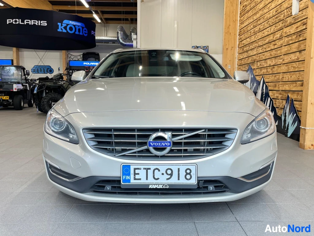 Edestä: Volvo V60:n keulakuva suoraan edestä; VOLVO-merkki jäähdyttimen suojassa ja rekisterikilpi.
