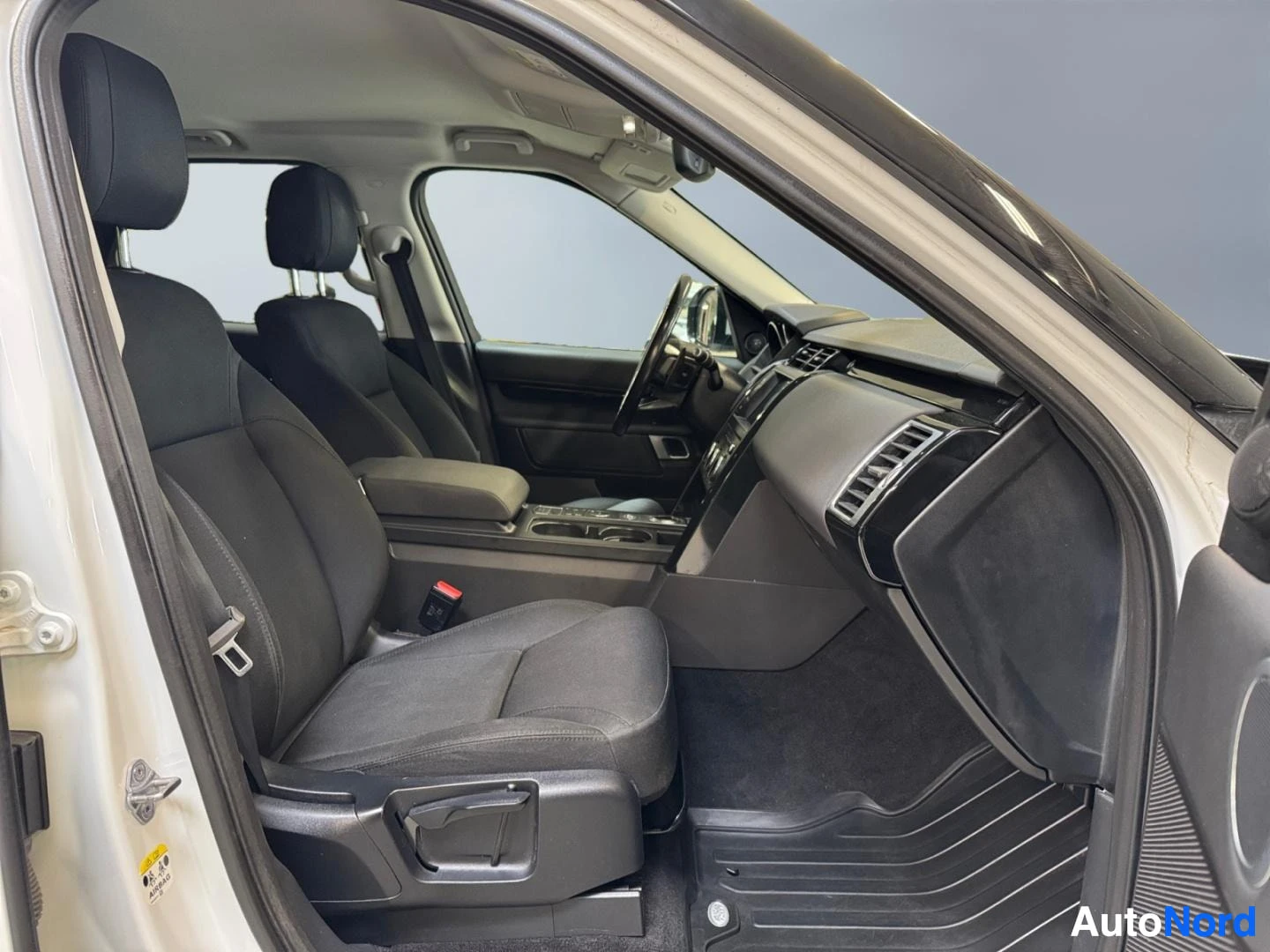 Ohjaamo: Driver-side front and rear seats shown from open door; black leather material visible.