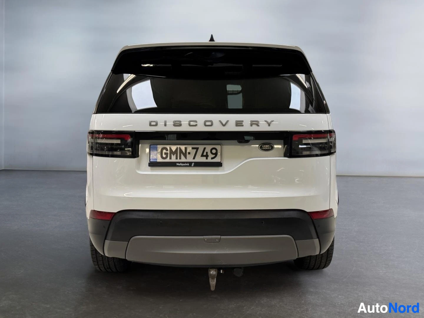 Takaa: Valkoisen Land Rover Discoveryn suora takakuva, rekisteritunnus.
