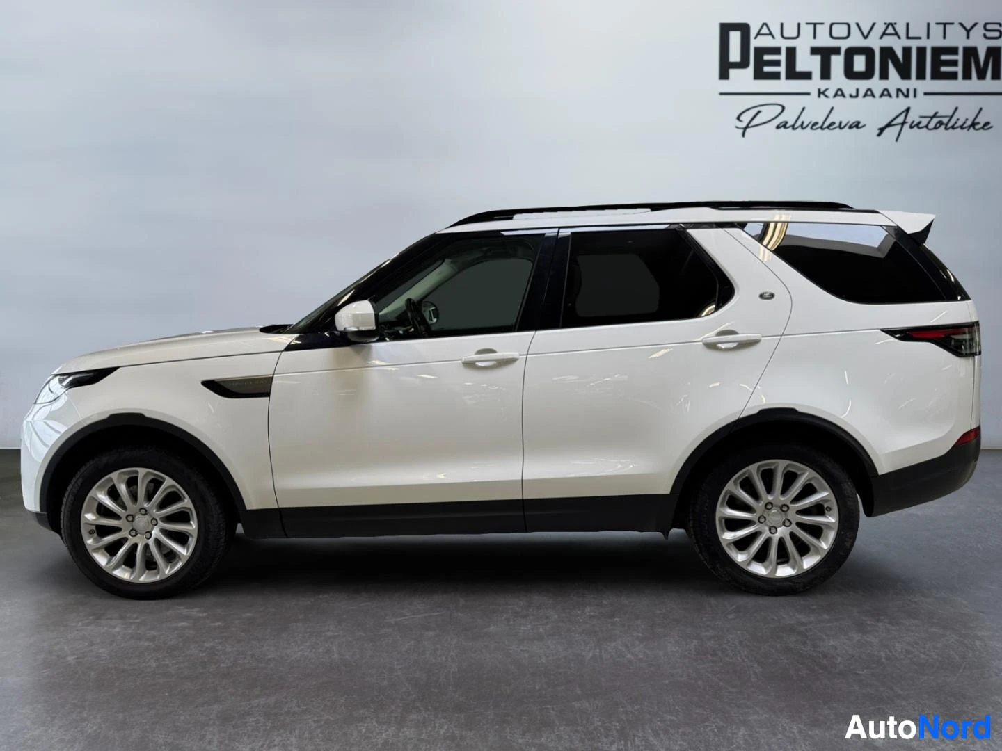 Sivulta: Land Rover Discovery sivulta kuvattuna, valkoinen koriväri, tummat ikkunat.