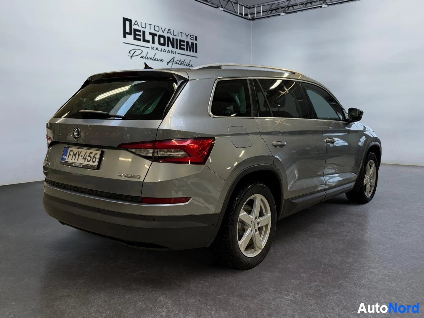Takaviisto: Skoda Kodiaq -maasturin takakulmanosto sisätiloissa, takavalo ja rekisteritunnus näkyvät.