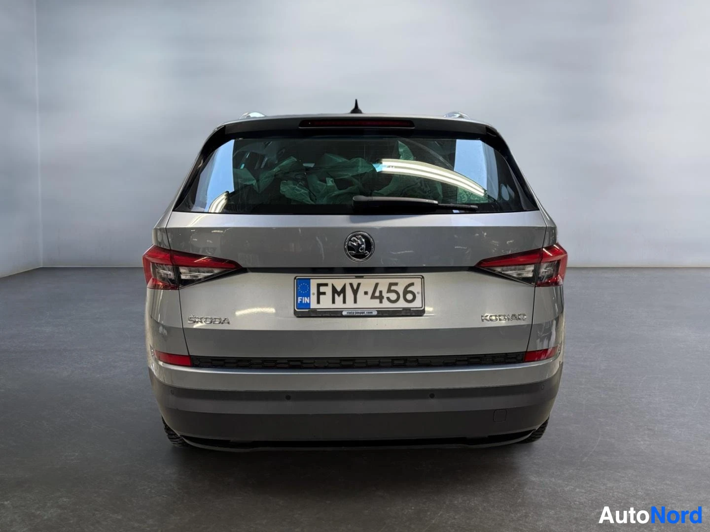 Takaa: Skoda Kodiaq -maasturin suora takaottokuva, rekisteritunnus ja SKODA- ja KODIAQ-merkit takaluukussa.