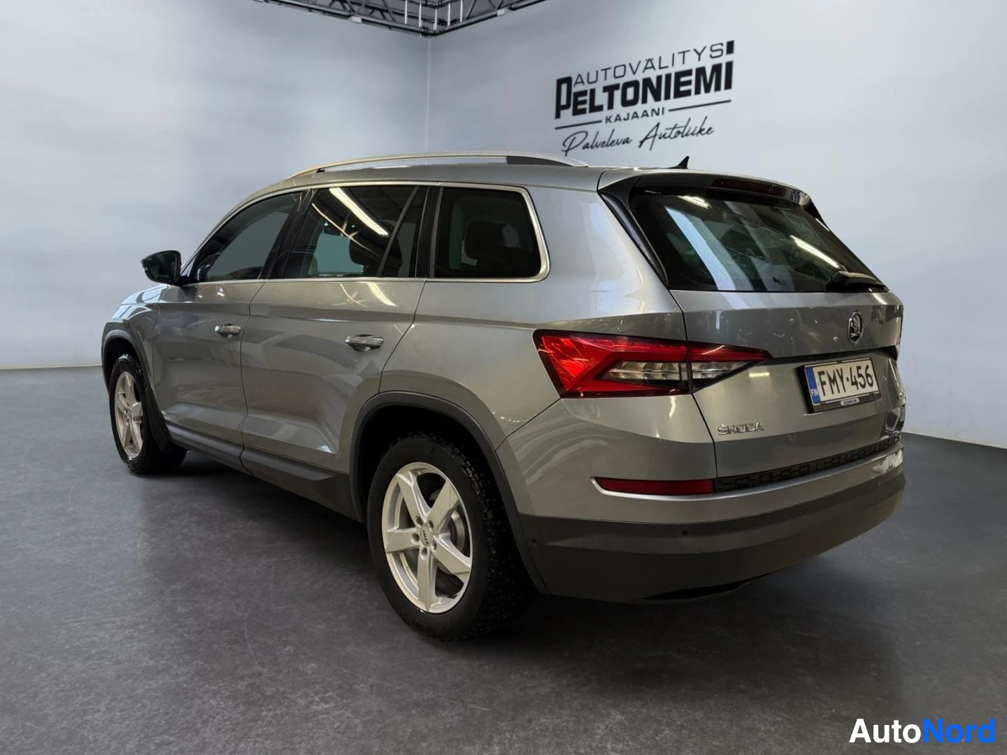 Takaviisto: Hopeanharmaa Skoda Kodiaq -maasturi takaviistosta kuvattuna;