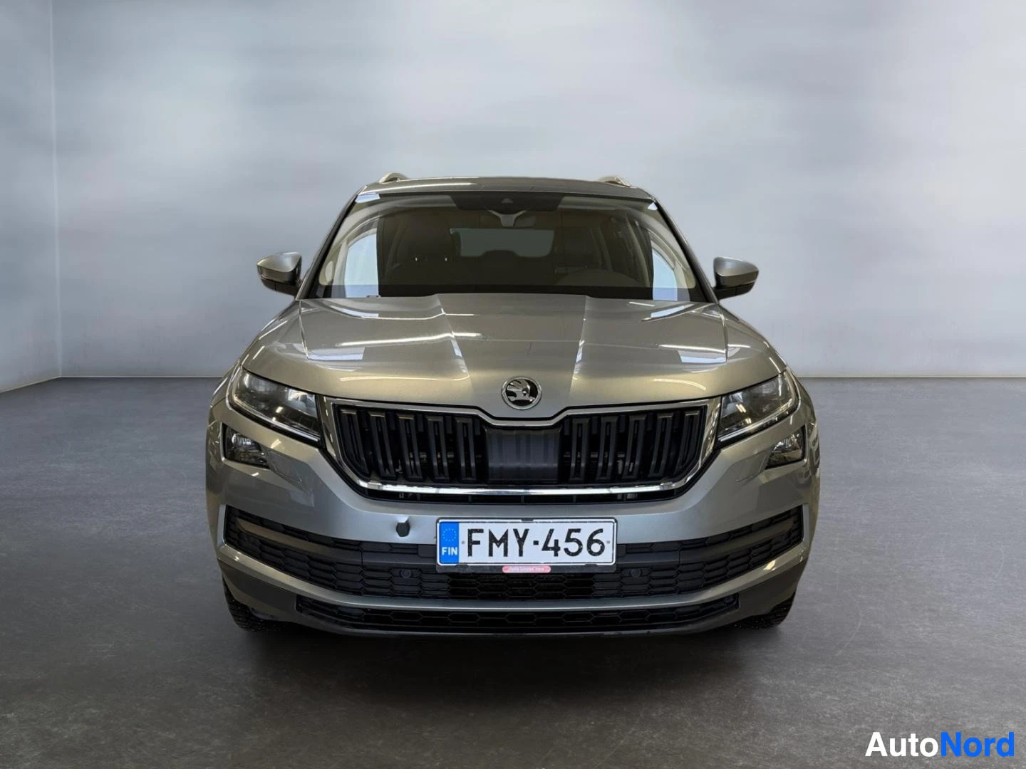 Edestä: Skoda Kodiaq -maasturin keula suoraan edestä kuvattuna; etusäleikkö, ajovalot ja rekisterikilpi näkyvät.