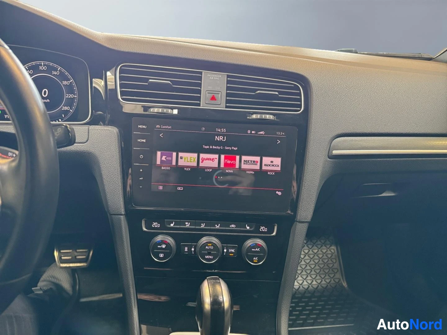Muu: Kojetaulu ja keskikonsoli: kosketusnäyttö radiovalikolla, automaattinen ilmastointi (AUTO/AC) -säätimineen, urheilumavat ja vaihteenvalitsin näkyvissä.
