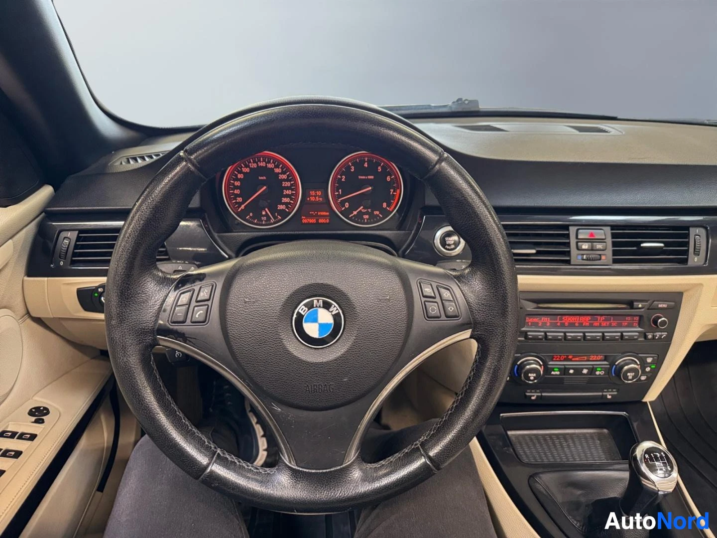Ohjaamo: Ohjaamo ja BMW-ohjauspyörä, mittaristo ja manuaalivaihtoehdin näkyvissä.